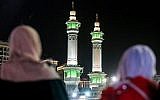 Des fidèles musulmans autour de la Kaaba, le sanctuaire le plus saint de l'islam, dans la Grande Mosquée de la Mecque, ville d'Arabie saoudite, le 17 août 2018, avant le début du pèlerinage annuel du Hadj. (AFP / Ahmad Al-Rubaye)