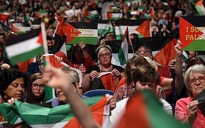 Photo d'illustration : Des drapeaux palestiniens sont brandis par des délégués au cours d'un débat organisé au troisième jour de la conférence du Labour, à Liverpool, au Royaume-Uni, le 25 septembre 2018. (Crédit : AFP PHOTO / Oli SCARFF)