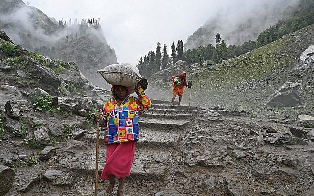 Les pèlerins hindous venant d'Inde se rendent à Chandanwari, au Cachemire, à environ 115 kilomètres au sud-est de Srinagar, au cours du pèlerinage hindou annuel au tombeau d'Amarnath, le 27 juillet 2019 (Crédit : Photo by TAUSEEF MUSTAFA / AFP) Les pèlerins hindous venant d'Inde se rendent à Chandanwari, au Cachemire, à environ 115 kilomètres au sud-est de Srinagar, au cours du pèlerinage hindou annuel au tombeau d'Amarnath, le 27 juillet 2019 (Crédit : Photo by TAUSEEF MUSTAFA / AFP)