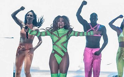 La chanteuse Jennifer Lopez en concert sur la plage de New Alamein, au nord du Caire, le 9 août 2019. Sa première fois en Égypte. (Crédit : Khaled Desouki/AFP)