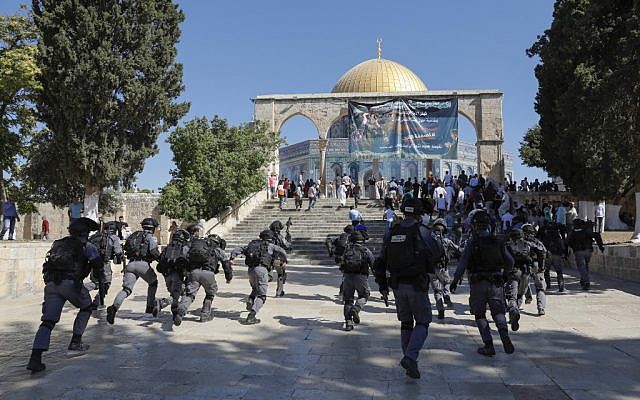 Affrontements entre les forces de sécurité israéliennes et des fidèles musulmans au mont du Temple dans la Vieille Ville de Jérusalem, le 11 août 2019. (Crédit : Ahmad Gharabli/AFP) Affrontements entre les forces de sécurité israéliennes et des fidèles musulmans au mont du Temple dans la Vieille Ville de Jérusalem, le 11 août 2019. (Crédit : Ahmad Gharabli/AFP)