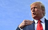 Le président américain Donald Trump parle à la presse avant d'embarquer sur Air Force One à l'aéroport municipal de Morristown, dans le New Jersey, le 15 août 2019 (Crédit : Nicholas Kamm / AFP)