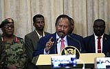 Abdallah Hamdok, investi Premier minsitre soudanais par intérim, donne une conférence à Khartoum, le 21 août 2019. (Crédit : Ebrahim HAMID / AFP)