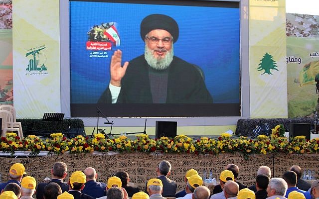 Les partisans du Hezbollah regardent un discours télévisé prononcé par Hassan Nasrallah, leader du groupe terroriste libanais du Hezbollah, à Al-Ain, dans la vallée de Bekaa, au Liban, le 25 août 2019 (Crédit : AFP)