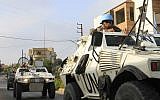 Des soldats des forces intérimaires des Nations unies au Liban (FINUL) patrouillent dans le village libanais de Kfar Kila, le long de la frontière avec Israël, le 29 août 2019. (Crédit : Mahmoud ZAYYAT / AFP)