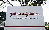 L'entrée du campus Johnson & Johnson à Irvine, en Californie, le 26 août 2019. (Crédit : Mario Tama/Getty Images/AFP