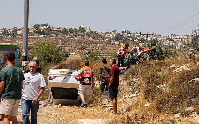 La scène d'un attentat à la voiture piégée à proximité de Elazar, le 16 août 2019. (Gershon Elinson / Flash90)
