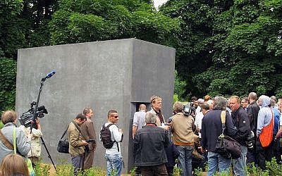Inauguration du mémorial de Berlin aux homosexuels persécutés pendant la période nazie, dans le parc Tiergarten, le 27 mai 2008. (Crédit : David Doherty / Wikipédia / CC BY-SA 3.0)