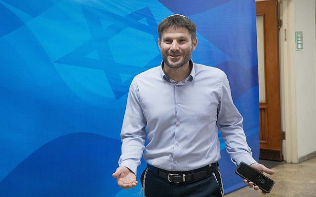 Bezalel Smotrich, ministre des Transports, se rend au bureau du Premier ministre à Jérusalem, le 24 juin 2019, pour la réunion hebdomadaire du cabinet. (Noam Revkin Fenton / Flash90) Bezalel Smotrich, ministre des Transports, se rend au bureau du Premier ministre à Jérusalem, le 24 juin 2019, pour la réunion hebdomadaire du cabinet. (Noam Revkin Fenton / Flash90)
