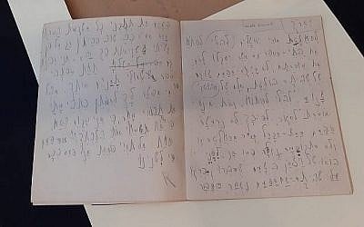 Un manuscrit en hébreu de Franz Kafka présenté à Bibliothèque nationale d'Israël, le 7 août 2019. (Crédit : Raphael Ahren/TOI)