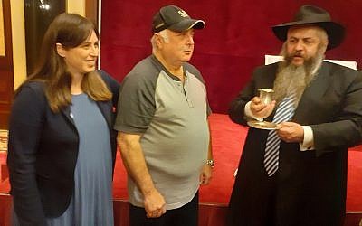 La vice-ministre des Affaires étrangères Tzipi Hotovely, à gauche ; le grand-rabbin ukrauinien Reuven Azman, à droite, et le résident de,Kyiv Felix Gelfer, un Juif ukrainien qui s'est fait circoncire en l'honneur de la visite de Benjamin Netanyahu en Ukraine, le 20 août 2019. (Crédit : Raphael Ahren/Times of Israel)