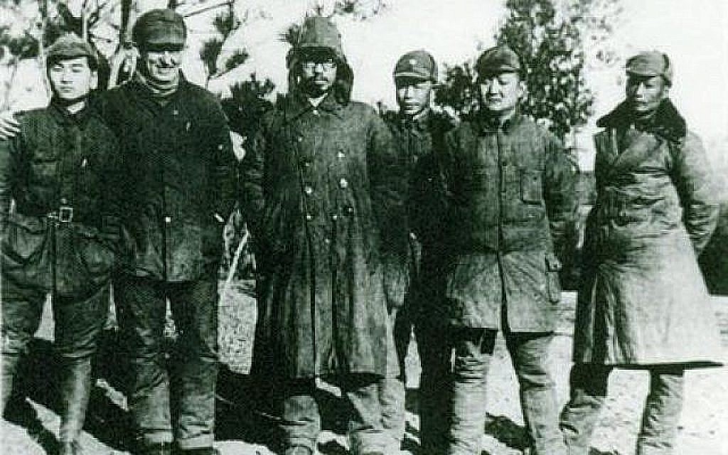 En août 1943, le docteur Jakob Rosenfeld, deuxième à gauche, avec le commandant de la Nouvelle quatrième armée Luo Ronghuan, troisième à gauche, dans le comté de Junan (Crédit : Ministère chinois des Affaires étrangères)