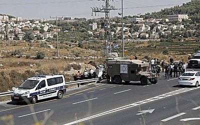 Les forces de sécurité et les médecins israéliens sur les lieux d'un attentat à la voiture piégée à proximité de Elazar, le 16 août 2019. (Ahmad GHARABLI / AFP)