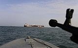 Photo d'illustration : Un bateau rapide de la Garde révolutionnaire iranienne pointe une arme en direction du pétrolier Stena Impero, qui bat pavillon britannique, saisi dans le détroit d'Ormuz par la Garde et conduit dans le port iranien de Bandar Abbas, le 21 juillet 2019. (Morteza Akhoondi / Tasnim News Agence via AP)