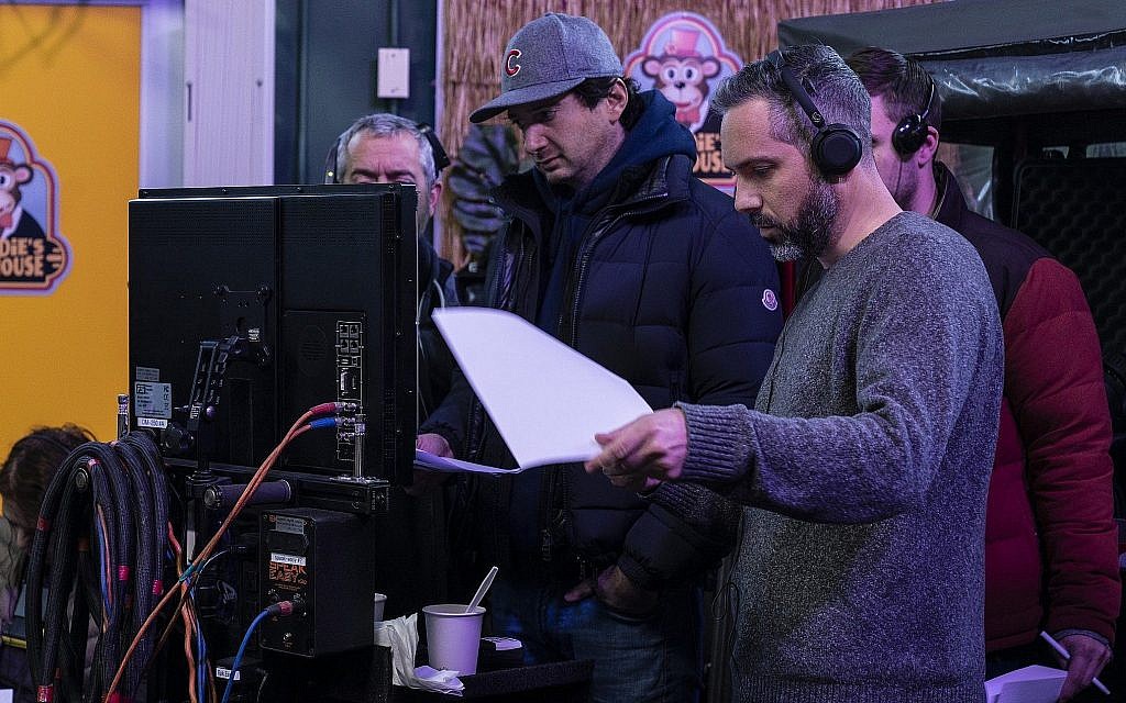Gene Stupnitsky, en casquette, et Lee Eisenberg sur le tournage de Good Boys. (Crédit : Ed Araquel/Universal Pictures/via JTA)