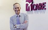 Dr. Simon Fishel, de la firme ProFam, qui prétend pourvoir repousser la ménopause de 20 ans. (Crédit : Wikipedia, Creative Commons)