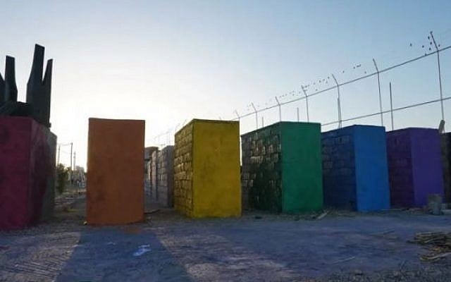 La partie LGBT aux couleurs de l’arc-en-ciel du mémorial de l’Holocauste d’Ait Faska, à proximité de Marrakech, au Maroc. (Crédit : PixelHelper)