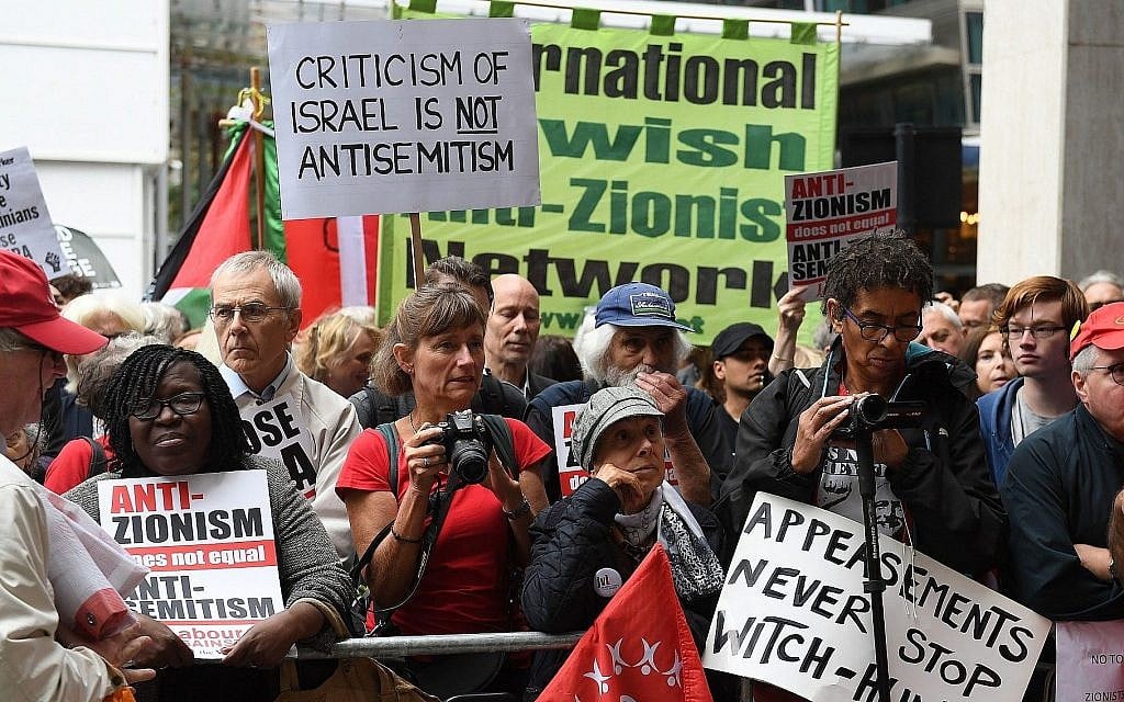 Des militants anti-israéliens manifestent en marge d'une réunion du Comité exécutif national du Labour à Londres, le 4 septembre 2018. (Stefan Rousseau/PA via AP)