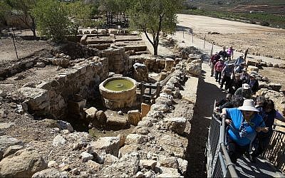 Des touristes visitant le site archéologique de Tel Shiloh, en Cisjordanie, le 12 mars 2019. (Crédit : Sebastian Scheiner/AP)