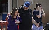 Des Américains arrivent à l'école MacArthur Elementary,retrouver leurs proches, qui y ont été confinés l'attaque au magasin Walmart d'El Paso, au Texas le 3 oût 2019. (Crédit : Briana Sanchez/ The El Paso Times via AP)
