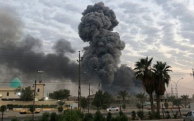 De la fumée s'élève après une explosion sur une base militaire au sud-ouest de Bagdad, en Irak, le 12 août 2019. (Crédit : AP Photo/Loay Hameed)