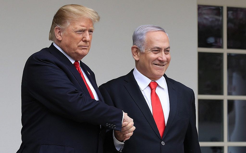 Le président américain Donald Trump, (à gauche), accueillant le Premier ministre israélien Benjamin Netanyahu à la Maison Blanche, à Washington, le 25 mars 2019. (Crédit : Manuel Balce Ceneta/AP)