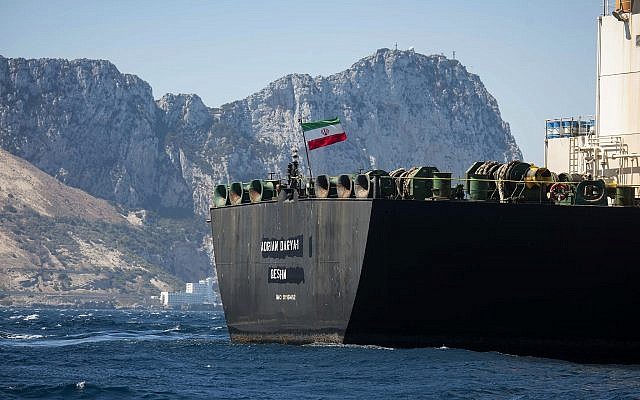 Le super tanker Adrian Aryra 1 sous pavillon iranien navigue dans les eaux du territoire britannique de Gibraltar, le 18 août 2019 (Crédit : AP Photo/Marcos Moreno) Le super tanker Adrian Aryra 1 sous pavillon iranien navigue dans les eaux du territoire britannique de Gibraltar, le 18 août 2019 (Crédit : AP Photo/Marcos Moreno)