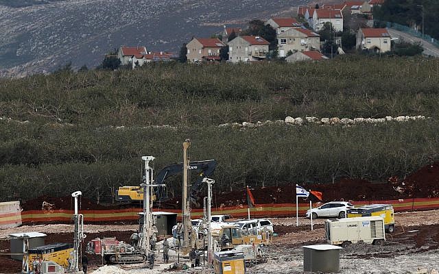 Des militaires israéliens travaillent sur la frontière avec le Liban devant la ville israélienne de Metula, en arrière-fond, près du village de Kafr Kila, au sud du Liban, le 13 décembre 2018 (Crédit : AP Photo/Hussein Malla) Des militaires israéliens travaillent sur la frontière avec le Liban devant la ville israélienne de Metula, en arrière-fond, près du village de Kafr Kila, au sud du Liban, le 13 décembre 2018 (Crédit : AP Photo/Hussein Malla)