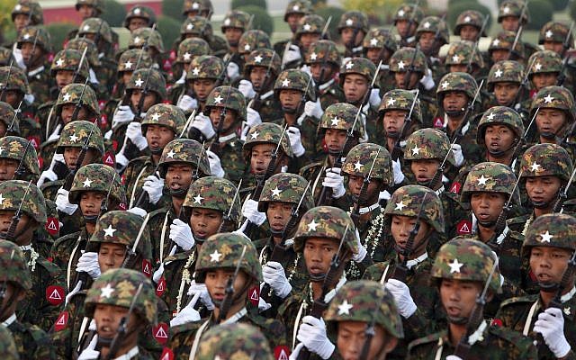 Des militaires de l'armée du Myanmar défilent lors de célébrations à Naypyitaw, au Myanmar, le 27 mars 2019. (Crédit : AP Photo/Aung Shine Oo)