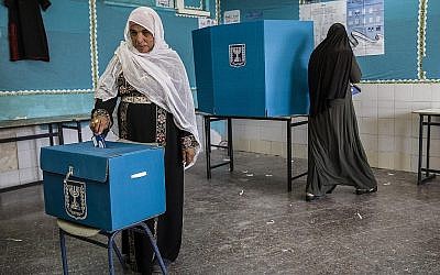 Une Israélienne vote lors d'élections dans la ville à prédominance bédouine de Rahat, le 9 avril 2019. (AP/Tsafrir Abayov)