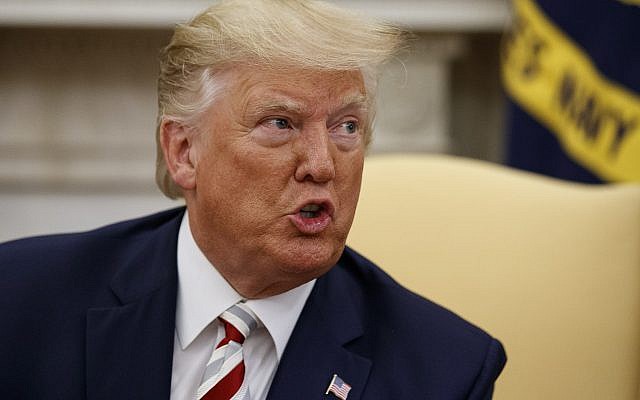 Le président Donald Trump au cours d'une réunion avec le président roumain Klaus Iohannis dans le bureau ovale de la Maison Blanche à Washington, le 20 août 2019 (Crédit :AP Photo/Alex Brandon) Le président Donald Trump au cours d'une réunion avec le président roumain Klaus Iohannis dans le bureau ovale de la Maison Blanche à Washington, le 20 août 2019 (Crédit :AP Photo/Alex Brandon)