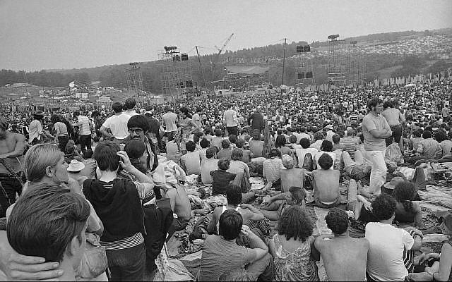 Une vue de la foule au festival de musique & d'art de Woodstock, le 14 août 1969 (Crédit : AP Photo)