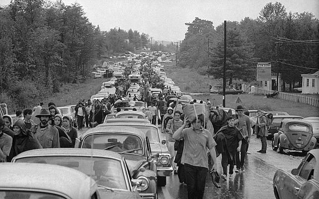 Des centaines de fans de musique rock sur l'autoroute après leur départ du festival de musique et d'art de Woodstock, le 16 août 1969 (Crédit : AP Photo)