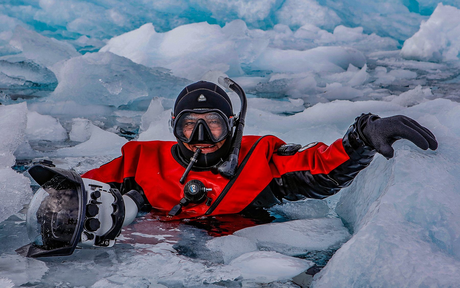 Le photographe Amos Nachoum dans la glace. (Crédit : Keding Zuh)