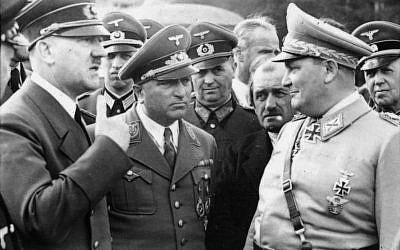 Hitler rencontre le commissaire du Reich   Robert Ley, l'ingénieur automobile Ferdinand Porsche et le Reichsminister Hermann Göring à la Wolfsschanze (Tanière du loup) en 1942 (Crédit : Bundesarchiv, Bild, via Wikipedia)