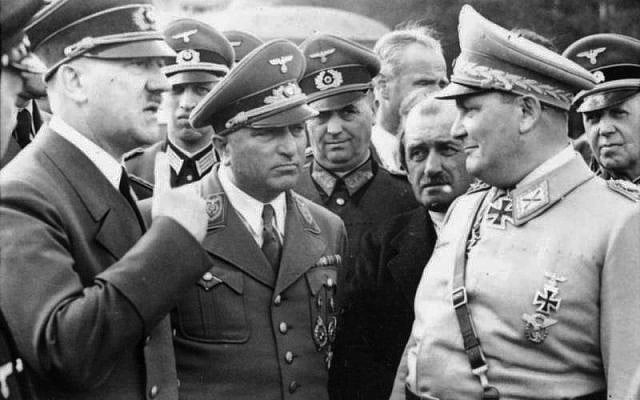Hitler rencontre le commissaire du Reich   Robert Ley, l'ingénieur automobile Ferdinand Porsche et le Reichsminister Hermann Göring à la Wolfsschanze (Tanière du loup) en 1942 (Crédit : Bundesarchiv, Bild, via Wikipedia)
