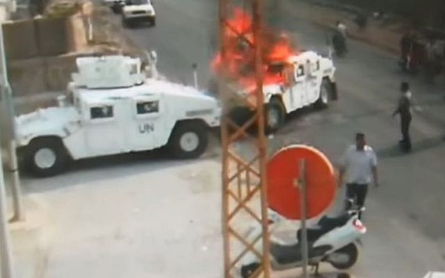 Des membres du Hezbollah incendient un véhicule de la FINUL en 2018, au sud du LIban. La vidéo de l'incident a été diffusée le 28 août 2019. (Crédit : capture d'écran YouTube) Des membres du Hezbollah incendient un véhicule de la FINUL en 2018, au sud du LIban. La vidéo de l'incident a été diffusée le 28 août 2019. (Crédit : capture d'écran YouTube)