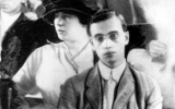 Leo Frank durant son procès, accompagné de sa femme Lucille, en 1915. (Crédit : Wikimédia / Domaine public)