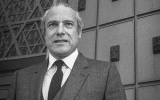 Jean Kahn devant la Grande Synagogue de la Paix à Strasbourg en octobre 1980. (Crédit : Claude Truong-Ngoc / Wikimedia Commons / CC-BY-SA-3.0)