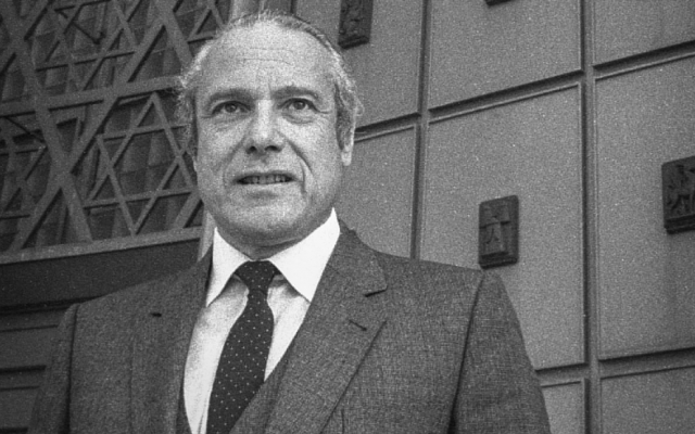 Jean Kahn devant la Grande Synagogue de la Paix à Strasbourg en octobre 1980. (Crédit : Claude Truong-Ngoc / Wikimedia Commons / CC-BY-SA-3.0)