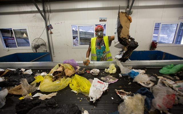 Des ouvriers trient des déchets à l'usine de recyclage de Greenet dans la zone industrielle d'Atarot, au nord de Jérusalem, le 16 juin 2015 (Crédit : Yonatan Sindel/Flash90)