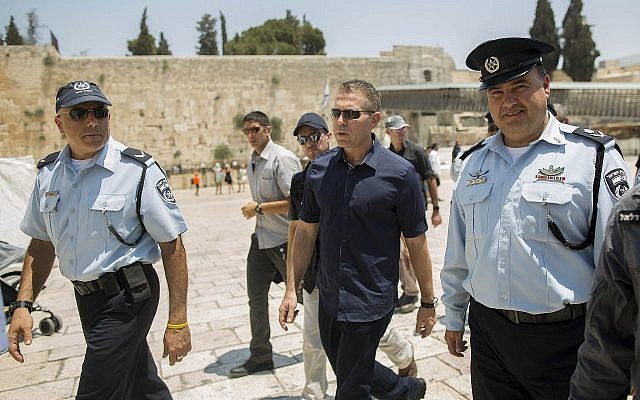 Le ministre de la Sécurité intérieur Gilad Erdan au mur Occidental, à Jérusalem, le 31 juillet 2019. (Crédit : Yonatan Sindel/Flash90) Le ministre de la Sécurité intérieur Gilad Erdan au mur Occidental, à Jérusalem, le 31 juillet 2019. (Crédit : Yonatan Sindel/Flash90)
