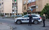 A titre d'illustration : Un véhicule de police sur une scène de crime présumée à Haïfa, le 10 juin 2018. (Meir Vaknin/Flash90)