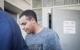 Yonatan Heilo a sa sortie de prison, le 23 juillet 2018. (Crédit : Hadas Parush/Flash90)