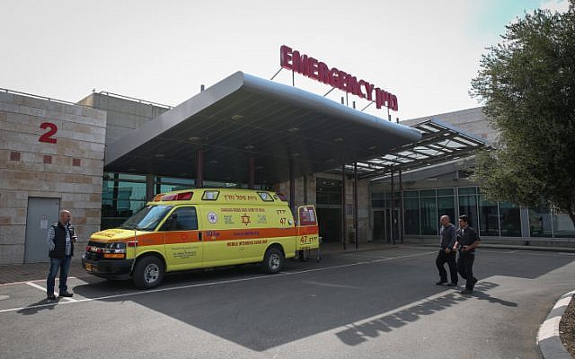 Une ambulance du Magen David Adom (MDA) à l'entrée des urgences du centre médical Ziv de Safed, dans le nord d'Israël, le 6 mars 2019 (Crédit : David Cohen/Flash90) Une ambulance du Magen David Adom (MDA) à l'entrée des urgences du centre médical Ziv de Safed, dans le nord d'Israël, le 6 mars 2019 (Crédit : David Cohen/Flash90)
