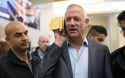 Benny Ganz, chef du parti Kakhol lavan, au téléphone pendant un meeting électoral, à Petah Tikva le 13 mars 2019. (Crédit : Gili Yaari/Flash90)