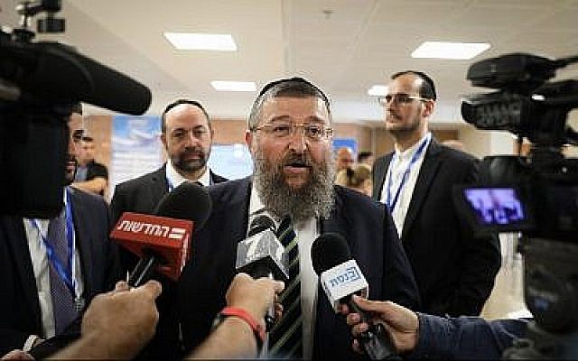 Le député de Shas Yoav Ben Tzur parle aux journalistes à la Knesset alors que son parti soumet sa liste électorale à la commission centrale des élections, le 1er août 2019 (Crédit : Noam Revkin Fenton/Flash90) Le député de Shas Yoav Ben Tzur parle aux journalistes à la Knesset alors que son parti soumet sa liste électorale à la commission centrale des élections, le 1er août 2019 (Crédit : Noam Revkin Fenton/Flash90)