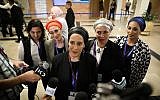 Des femmes du culte Ambash parlent aux journalistes à la Knesset alors qu'elles viennent présenter leur liste électorale à la commission centrale des élections, le 1er août 2019 (Crédit : Noam Revkin Fenton/Flash90)