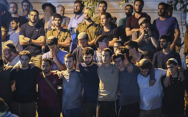Des amis et des membres de la famille aux funérailles de la victime du terrorisme Dvir Sorek, dans l'implantation d'Ofra en Cisjordanie, le 8 août 2019. (Crédit : Sraya Diamant / Flash90) Des amis et des membres de la famille aux funérailles de la victime du terrorisme Dvir Sorek, dans l'implantation d'Ofra en Cisjordanie, le 8 août 2019. (Crédit : Sraya Diamant / Flash90)
