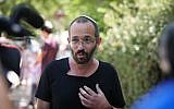 Yoav Sorek, père de Dvir Sorek qui a été assassiné, parle au médias depuis l'implantation d'Ofra, le 9 août 2019. (Crédit : Flash90)